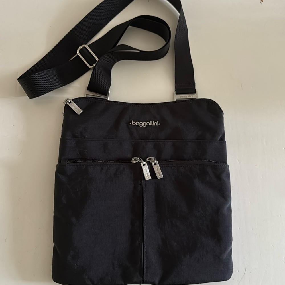 Baggallini Horizon Crossbody Black Bag. Nylon water-resistant RFID.